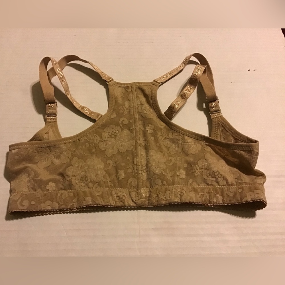 CHIC SHAPER SZ XS S 32/34 BRA EUC TAUPE